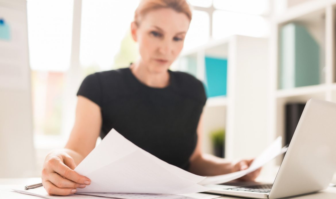 kobieta przeglądająca dokumenty