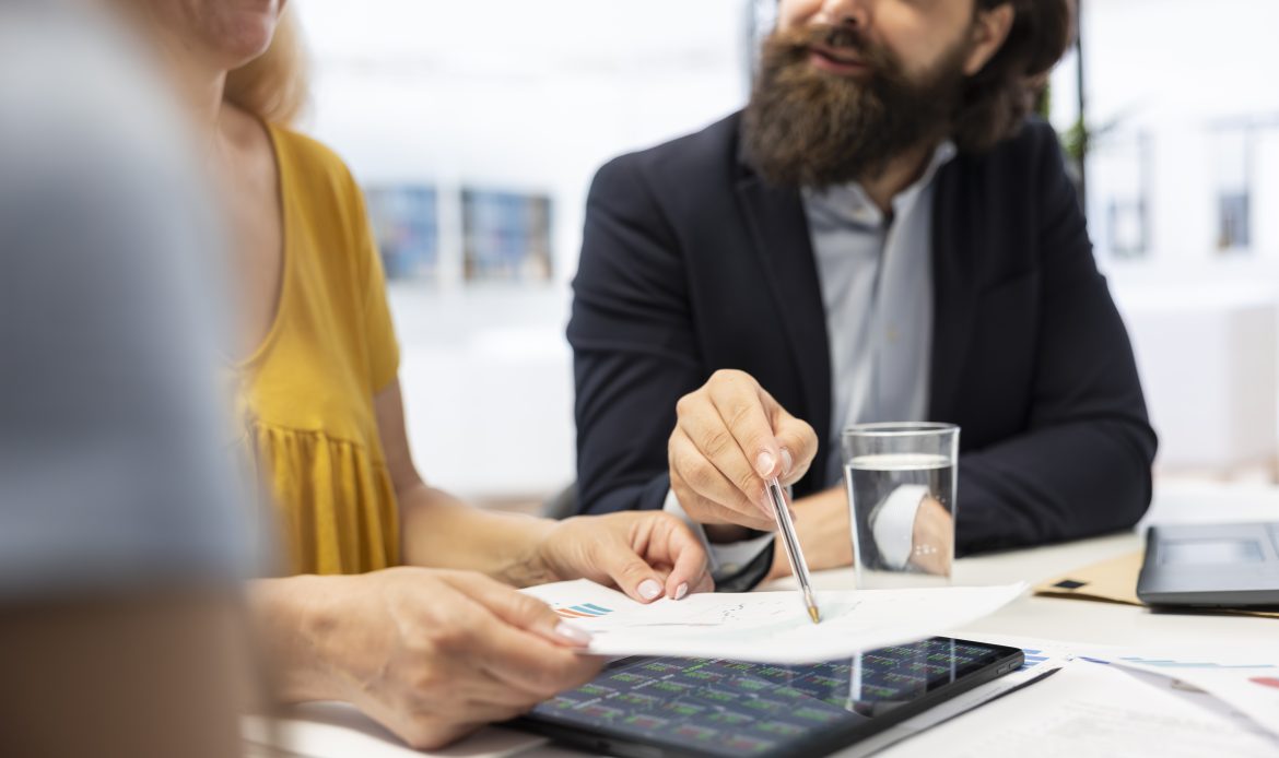 Prawnik analizujący możliwości klienta dotyczące SKD