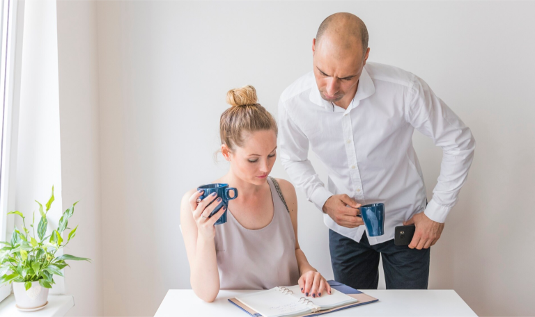 Para analizuje umowę kredytową