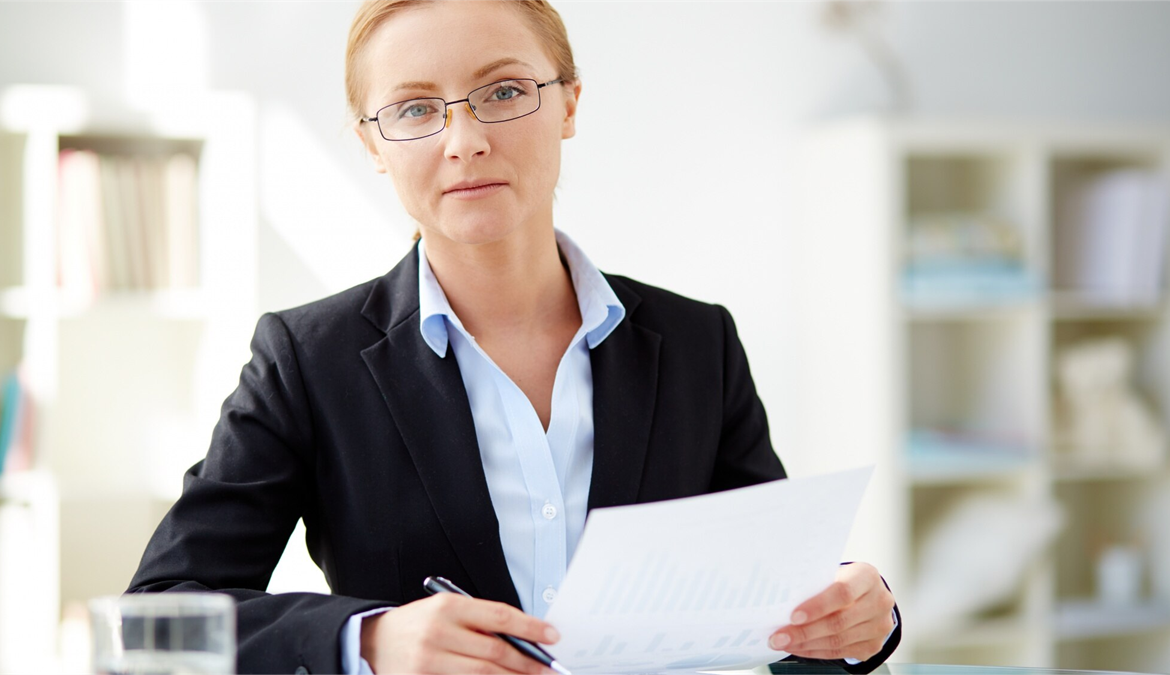 Kobieta czytająca oświadczenie