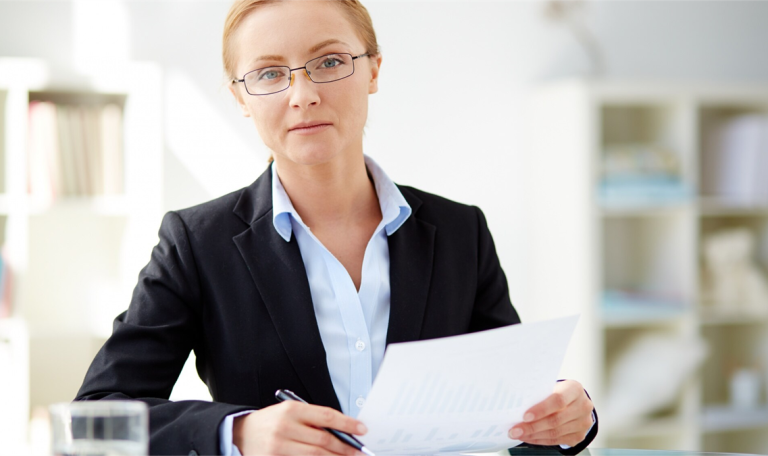 Kobieta czytająca oświadczenie