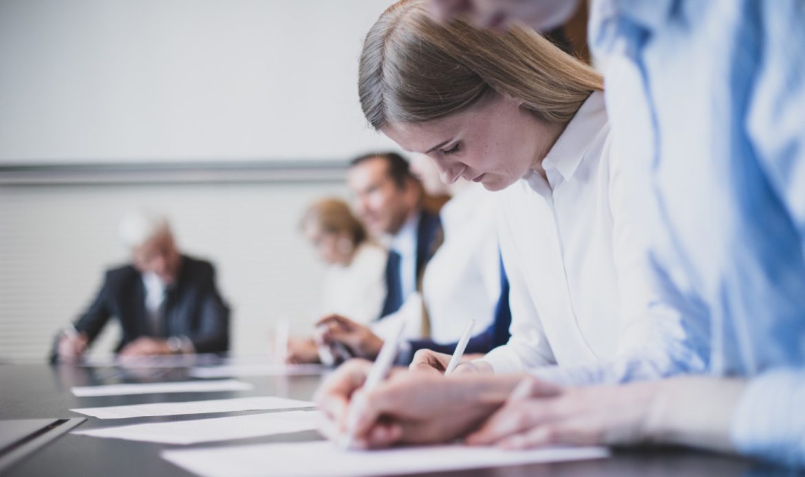 ludzie podpisujący dokumenty