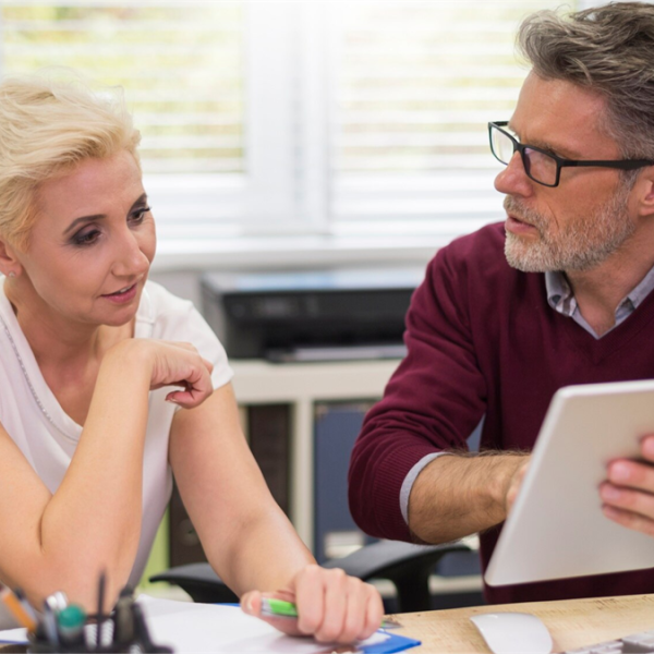 kobieta i mężczyzna analizują umowę