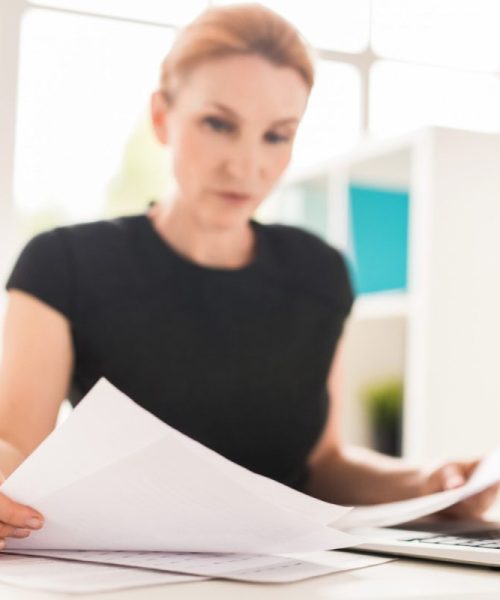kobieta przeglądająca dokumenty