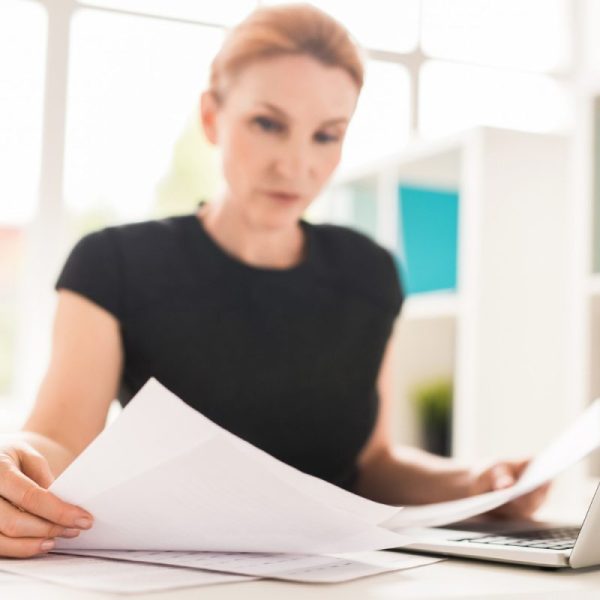kobieta przeglądająca dokumenty