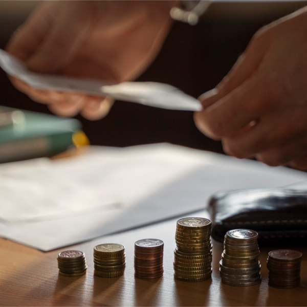 monety ustawione obok umowy na biurku