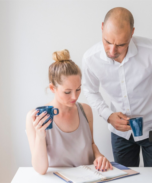 Para analizuje umowę kredytową