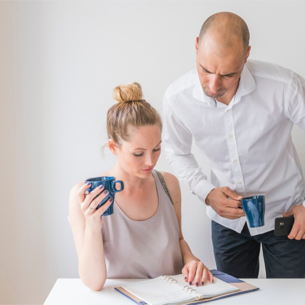 Para analizuje umowę kredytową