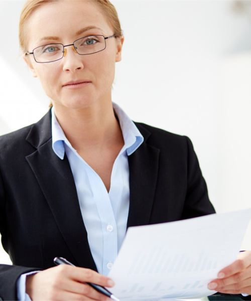 Kobieta czytająca oświadczenie