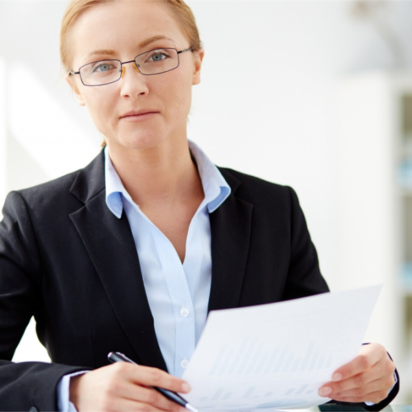 Kobieta czytająca oświadczenie