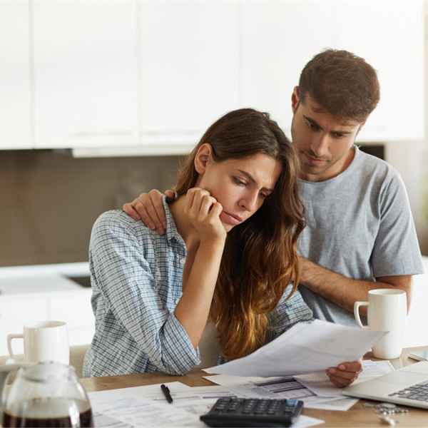 para czytająca umowę kredytową