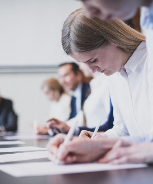 ludzie podpisujący dokumenty