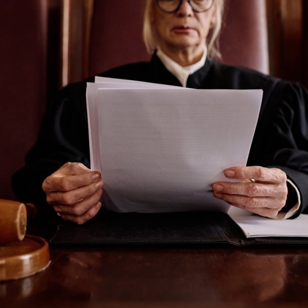 sędzia czyta wniosek o zastosowanie sankcji kredytu darmowego